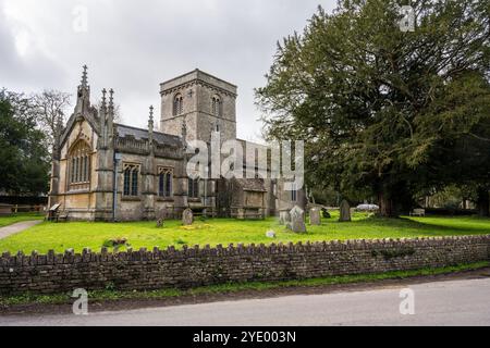 La tradizionale chiesa parrocchiale di St Giles a Stanton St Quintin, Wiltshire. Foto Stock