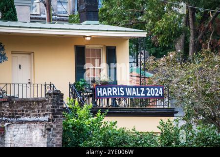 Savannah, Georgia, 2024 Kamala D. Harris segnali politici che sono mostrati dalle persone nelle loro case e nel cortile anteriore. ©Paul Todd/OUTSIDEIMAGES. USCITE COM Foto Stock