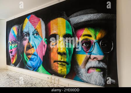 Il pittore brasiliano Eduardo Kobra ha creato l'enorme murale "la storia di San Marino" a San Marino. E' stato persino immortalato su un francobollo della Repubblica. Contrada dei Magazzeni, città di San Marino, San Marino Foto Stock