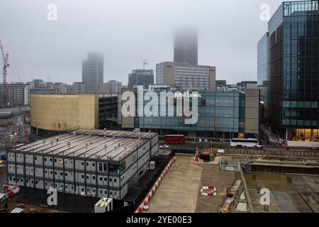 Mist si trova sopra il Westfield Shopping Centre a Stratford, East London. Foto Stock