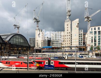Le gru a torre si trovano sopra il cantiere per gli uffici Google presso la stazione ferroviaria di King's Cross a Londra. Foto Stock