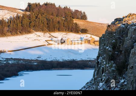 Il Crag Lough è congelato nel Winder a Highshield Crags sul Vallo di Adriano nel Northumberland, in Inghilterra. Foto Stock