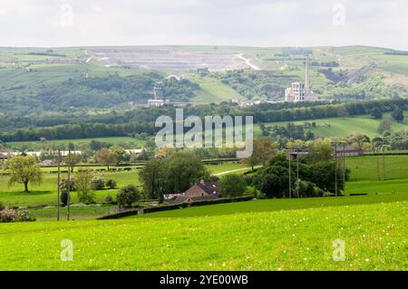 La Hope Quarry and Cement Works domina la Hope Valley nel Peak District del Derbyshire. Foto Stock