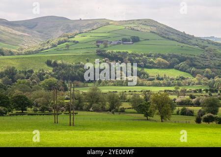 I deltaplano sorvolano la Hope Valley nel Peak District in Inghilterra. Foto Stock