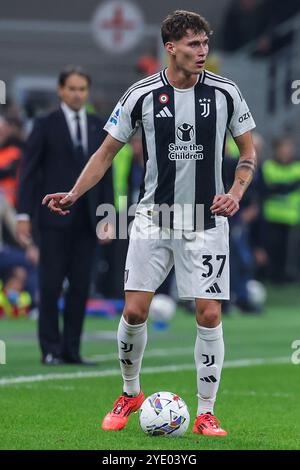 Nicolo Savona della Juventus FC visto in azione durante la partita di calcio di serie A 2024/25 tra FC Internazionale e Juventus FC allo stadio San Siro Foto Stock