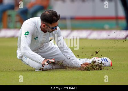 Keshav Maharaj durante il primo test Day Four del Bangladesh e del Sudafrica allo Sher-e-Bangla National Cricket Stadium di Mirpur, Dacca, Bangladesh, Octobe Foto Stock