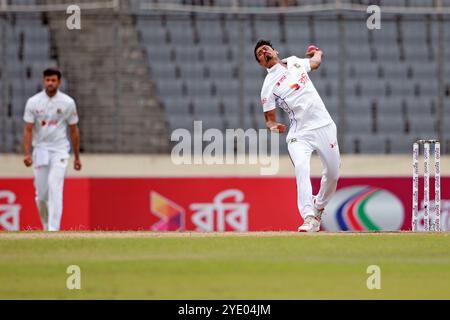 Taijul Islam Bowl durante il primo test Day Four del Bangladesh e del Sudafrica allo Sher-e-Bangla National Cricket Stadium di Mirpur, Dacca, Bangladesh, ottobre Foto Stock