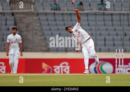 Taijul Islam Bowl durante il primo test Day Four del Bangladesh e del Sudafrica allo Sher-e-Bangla National Cricket Stadium di Mirpur, Dacca, Bangladesh, ottobre Foto Stock