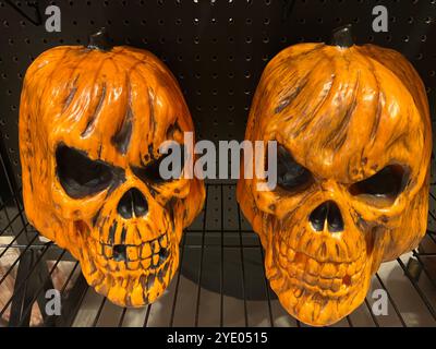 Toronto, Canada. 27 settembre 2024. Le decorazioni di Halloween sono esposte in un negozio in preparazione per Halloween a Toronto, Ontario, Canada, il 27 settembre 2024. (Foto di Creative Touch Imaging Ltd./NurPhoto) credito: NurPhoto SRL/Alamy Live News Foto Stock