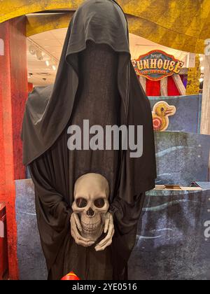 Toronto, Canada. 27 settembre 2024. Le decorazioni di Halloween sono esposte in un negozio in preparazione per Halloween a Toronto, Ontario, Canada, il 13 settembre 2024. (Foto di Creative Touch Imaging Ltd./NurPhoto) credito: NurPhoto SRL/Alamy Live News Foto Stock