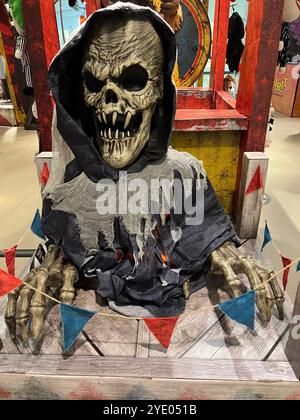 Toronto, Canada. 27 settembre 2024. Le decorazioni di Halloween sono esposte in un negozio in preparazione per Halloween a Toronto, Ontario, Canada, il 13 settembre 2024. (Foto di Creative Touch Imaging Ltd./NurPhoto) credito: NurPhoto SRL/Alamy Live News Foto Stock