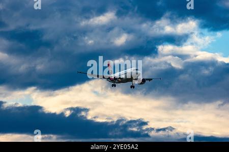 Zurigo, Svizzera, 14 giugno 2024: Un Airbus A319-131 di Air Serbia è in avvicinamento alla pista 14 dell'aeroporto di Zurigo. Registrazione YU-APC. (Phot Foto Stock