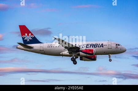 Zurigo, Svizzera, 14 giugno 2024: Un Airbus A319-131 di Air Serbia è in avvicinamento alla pista 14 dell'aeroporto di Zurigo. Registrazione YU-APC. (Phot Foto Stock