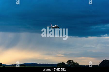 Zurigo, Svizzera, 14 giugno 2024: Un Airbus A220-100 della Swiss International Airlines è in avvicinamento alla pista 14 dell'aeroporto di Zurigo. Registrazione H Foto Stock