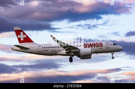 Zurigo, Svizzera, 14 giugno 2024: Un Airbus A220-100 della Swiss International Airlines è in avvicinamento alla pista 14 dell'aeroporto di Zurigo. Registrazione H Foto Stock