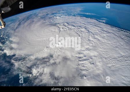 ISS - 09 ottobre 2024 - l'uragano Milton è raffigurato come una tempesta di categoria 4 nel Golfo del Messico vicino alla costa della Florida in questa foto da Foto Stock