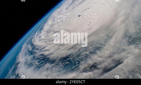 ISS - 8 ottobre 2024 - l'uragano Milton è raffigurato come una tempesta di categoria 4 nel Golfo del Messico, in prossimità della costa della penisola di Yucutan in questo ph Foto Stock