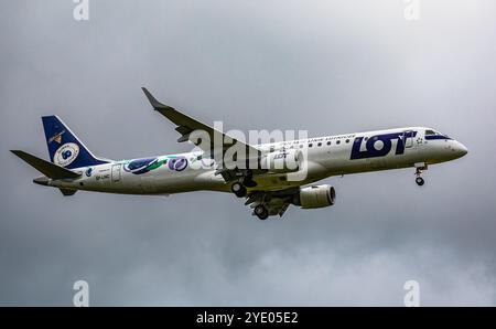 Zurigo, Svizzera, 15 giugno 2024: Un Embraer 195LR è sul suo ultimo avvicinamento all'aeroporto di Zurigo. L'aereo porta la livrea speciale Naleczowska. Foto Stock