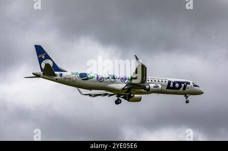 Zurigo, Svizzera, 15 giugno 2024: Un Embraer 195LR è sul suo ultimo avvicinamento all'aeroporto di Zurigo. L'aereo porta la livrea speciale Naleczowska. Foto Stock