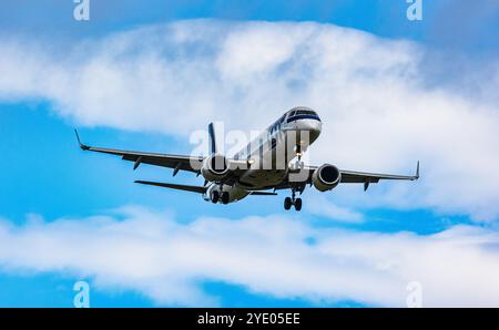 Zurigo, Svizzera, 15 giugno 2024: Un Embraer 195LR è sul suo ultimo avvicinamento all'aeroporto di Zurigo. L'aereo porta la livrea speciale Naleczowska. Foto Stock