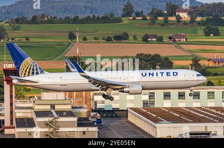 Zurigo, Svizzera, 4 agosto 2024: Un Boeing 767-322(ER) di United Airlines è in fase di avvicinamento all'aeroporto di Zurigo. Registrazione N663UA. (Foto di Andreas Foto Stock