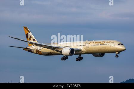 Zurigo, Svizzera, 4 agosto 2024: Un Boeing 787-10 Dreamliner Etihad Airways è in arrivo all'aeroporto di Zurigo. Registrazione A6-BMI: (Foto Foto Stock