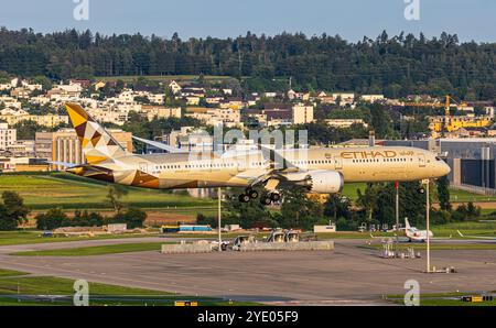 Zurigo, Svizzera, 4 agosto 2024: Un Boeing 787-10 Dreamliner Etihad Airways è in arrivo all'aeroporto di Zurigo. Registrazione A6-BMI: (Foto Foto Stock