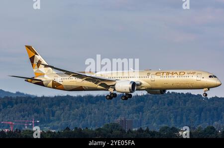 Zurigo, Svizzera, 4 agosto 2024: Un Boeing 787-10 Dreamliner Etihad Airways è in arrivo all'aeroporto di Zurigo. Registrazione A6-BMI: (Foto Foto Stock