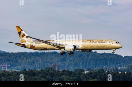 Zurigo, Svizzera, 4 agosto 2024: Un Boeing 787-10 Dreamliner Etihad Airways è in arrivo all'aeroporto di Zurigo. Registrazione A6-BMI: (Foto Foto Stock