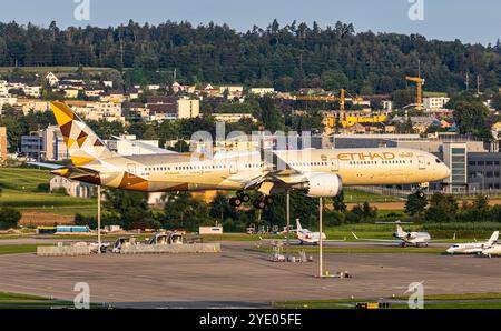 Zurigo, Svizzera, 4 agosto 2024: Un Boeing 787-10 Dreamliner Etihad Airways è in arrivo all'aeroporto di Zurigo. Registrazione A6-BMI: (Foto Foto Stock