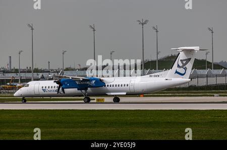 Monaco di Baviera, Germania, 9 aprile 2024: Un taxi della Universal Air De Havilland Canada Dash 8-400 per la pista dell'aeroporto di Monaco. Registrazione 9H-SWW. (Foto di AN Foto Stock