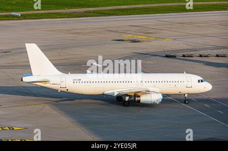 Zurigo, Svizzera, 4 agosto 2024: Un Airbus A320-231 dai taxi della European Air Charter al terminal dopo l'atterraggio all'aeroporto di Zurigo. Registrazione LZ Foto Stock