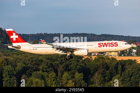 Zurigo, Svizzera, 4 agosto 2024: Un Airbus A330-343X di Swiss International Airlines è in fase di avvicinamento all'aeroporto di Zurigo. Registrazione HB-J Foto Stock