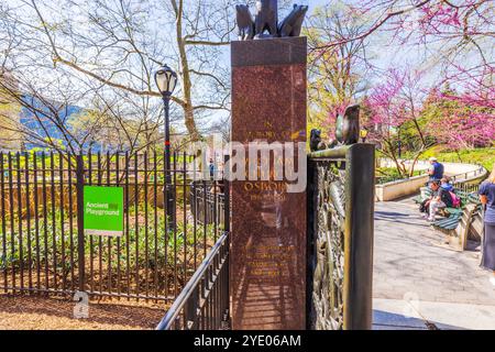 Colonna commemorativa in onore di William Church Osborn vicino all'ingresso dell'antico parco giochi di Central Park. New York. STATI UNITI. Foto Stock