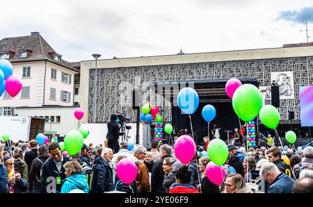 Zurigo, Svizzera, 14 settembre 2024: Circa 1'500 - 2'000 partecipanti si sono riuniti nella piazza del mercato di Zurigo-Oerlikon per la marcia per la vita. Foto Stock