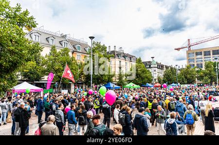 Zurigo, Svizzera, 14 settembre 2024: Circa 1'500 - 2'000 partecipanti si sono riuniti nella piazza del mercato di Zurigo-Oerlikon per la marcia per la vita. Foto Stock