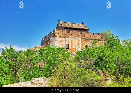 Non restauro- non recuperati, autentica vista del tempo-distrutta la Grande Muraglia della Cina, la sezione 'Mitianyu'. Periferia di Pechino. Foto Stock