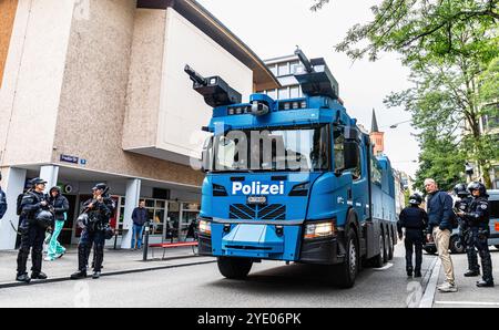 Zurigo, Svizzera, 14 settembre 2024: Il nuovo cannone ad acqua della polizia di Zurigo è stato utilizzato alla marcia per la vita. Ha assicurato la sicurezza del partecipante Foto Stock