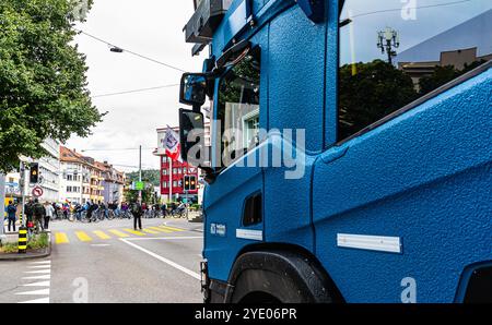 Zurigo, Svizzera, 14 settembre 2024: La polizia cittadina di Zurigo viene schierata per proteggere la marcia a vita. Il cannone ad acqua è rivolto verso il bancone mascherato Foto Stock