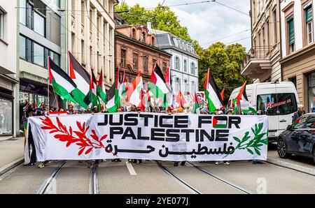 Basilea, Svizzera, 5 ottobre 2024: Nel Parco De-Wette, 2.000-3.000 persone si sono riunite per un raduno pro-Palestina. Hanno marciato attraverso il centro di Basilea con fl Foto Stock