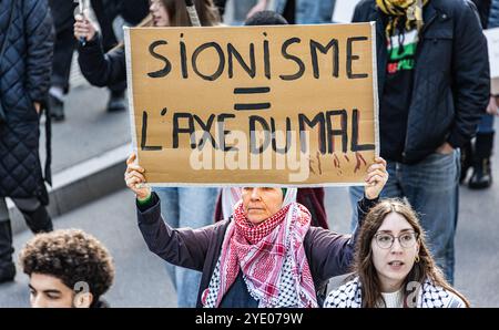 Basilea, Svizzera, 5 ottobre 2024: Nel Parco De-Wette, 2.000-3.000 persone si sono riunite per un raduno pro-Palestina. Hanno marciato attraverso il centro di Basilea con fl Foto Stock