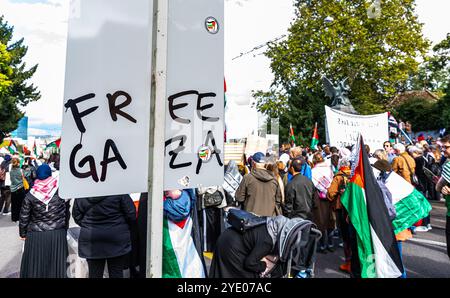 Basilea, Svizzera, 5 ottobre 2024: Nel Parco De-Wette, 2.000-3.000 persone si sono riunite per un raduno pro-Palestina. Hanno marciato attraverso il centro di Basilea con fl Foto Stock