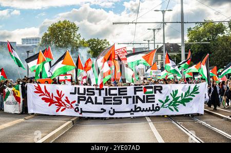 Basilea, Svizzera, 5 ottobre 2024: Nel Parco De-Wette, 2.000-3.000 persone si sono riunite per un raduno pro-Palestina. Hanno marciato attraverso il centro di Basilea con fl Foto Stock