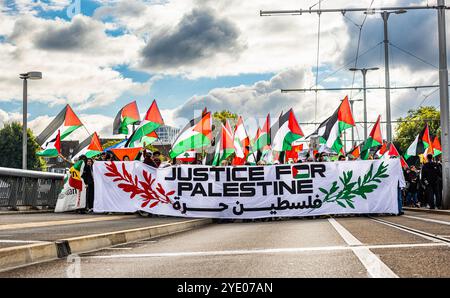 Basilea, Svizzera, 5 ottobre 2024: Nel Parco De-Wette, 2.000-3.000 persone si sono riunite per un raduno pro-Palestina. Hanno marciato attraverso il centro di Basilea con fl Foto Stock