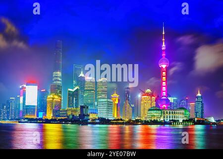 Skyline vista notturna dal Bund waterfront su Pudong New Area- del quartiere degli affari di Shanghai. Foto Stock