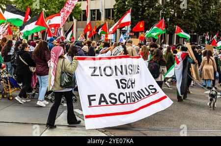 Basilea, Svizzera, 5 ottobre 2024: Nel Parco De-Wette, 2.000-3.000 persone si sono riunite per un raduno pro-Palestina. Hanno marciato attraverso il centro di Basilea con fl Foto Stock