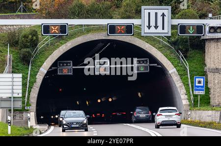 Flurlingen, Svizzera, 20 ottobre 2024: Ingresso e uscita del tunnel Cholfirsttunnel. Forma la transizione dal cantone di Sciaffusa al c Foto Stock