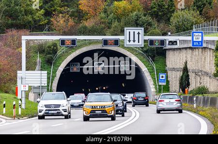 Flurlingen, Svizzera, 20 ottobre 2024: Ingresso e uscita del tunnel Cholfirsttunnel. Forma la transizione dal cantone di Sciaffusa al c Foto Stock