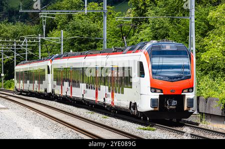 Böztal, Svizzera, 19 maggio 2024: Un treno passeggeri FFS Mouette si trova vicino a Frick. Guida sulla strada tra Basilea e Zurigo. (Foto di Foto Stock