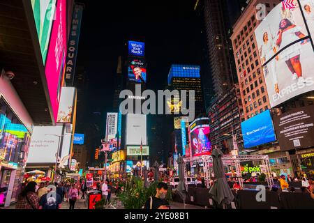 Splendida vista di Times Square di notte a New York City, vivace con insegne al neon, torreggianti annunci pubblicitari e affollate folle. New York. STATI UNITI. Foto Stock